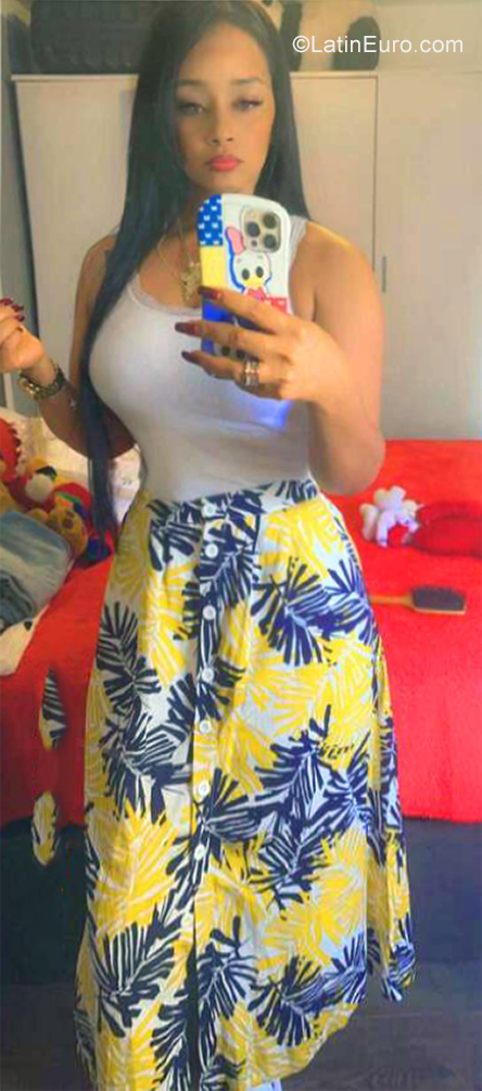 Date this sultry France girl Claidys from Paris FR337