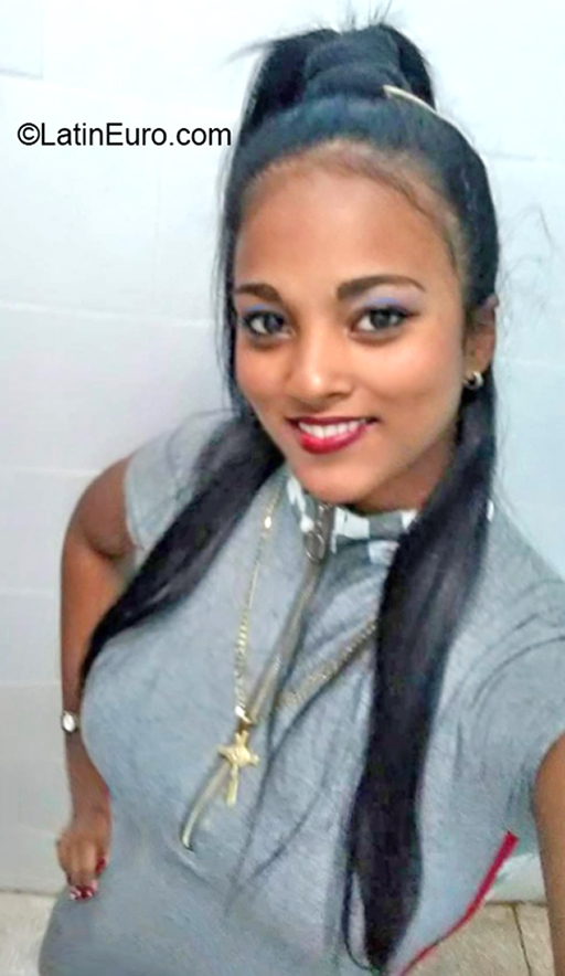 Date this stunning Cuba girl Dela from Holguin CU808