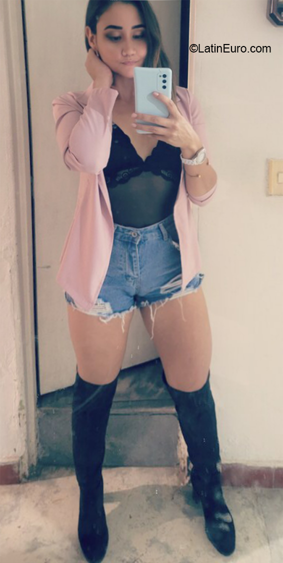 Date this voluptuous Colombia girl Jess from Medellin CO31316