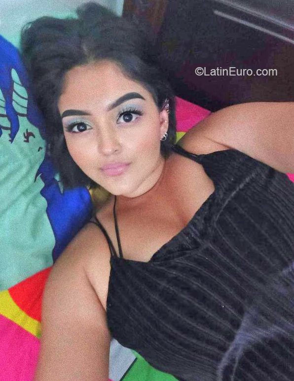 Date this voluptuous Colombia girl Daniela from Cali CO31392