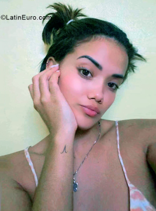 Date this athletic Dominican Republic girl Key from Santo Domingo DO40675