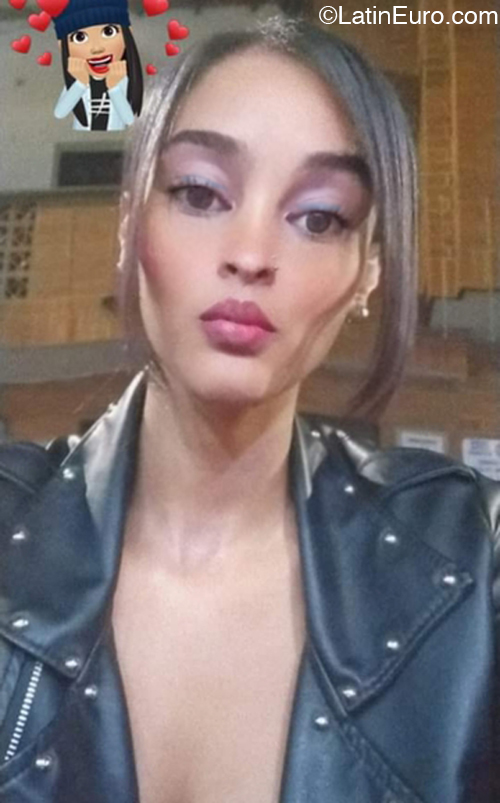 Date this foxy Colombia girl Kiki from Medellin CO32176