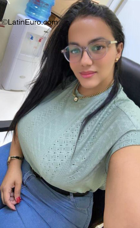 Date this attractive Dominican Republic girl Yinet from Constanza DO43599