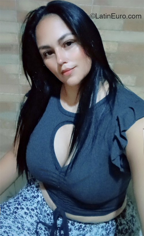 Date this attractive Venezuela girl Yamileth from Valencia VE4567