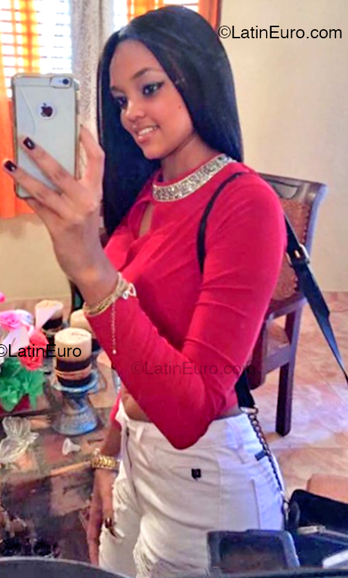 Date this sensual Dominican Republic girl Elaine from Santiago DO52257