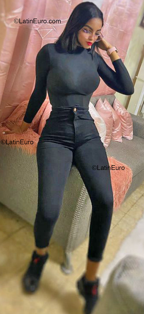 Date this pretty Dominican Republic girl Cynthia mariel from Santo Domingo DO52674