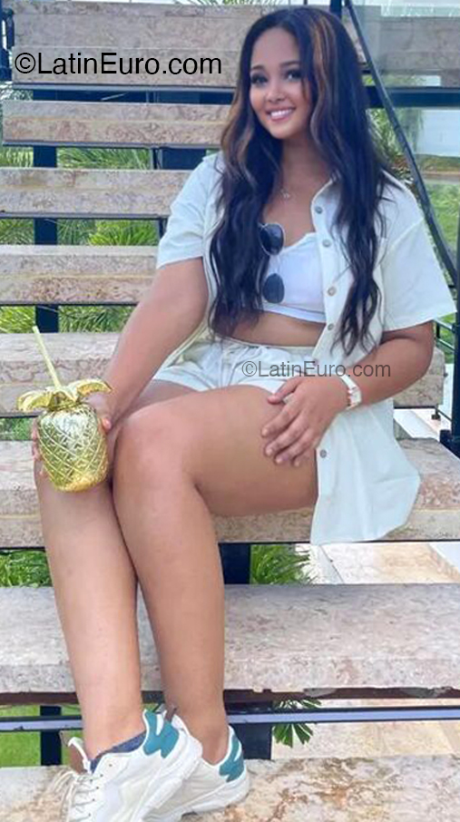 Date this sensual Dominican Republic girl Smirna from Santo Domingo DO52801