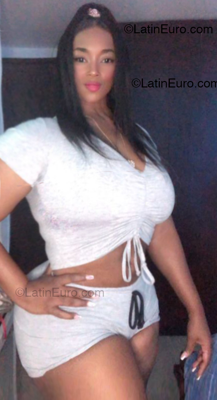 Date this foxy Colombia girl Kmila from Armenia CO33573