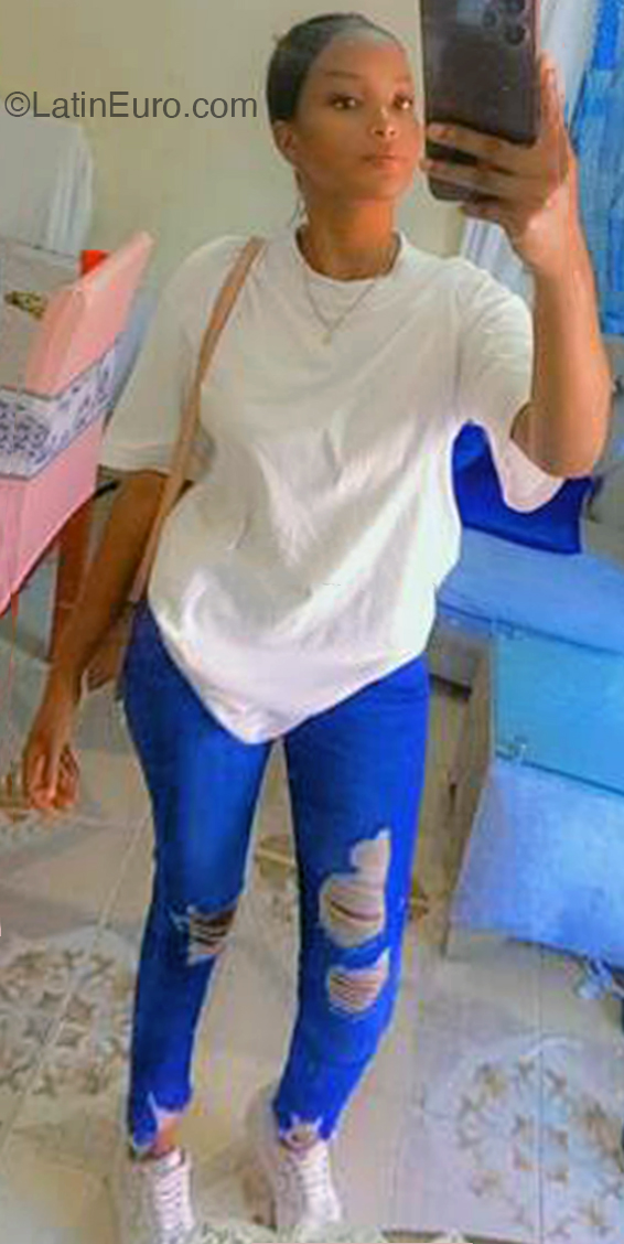Date this attractive Dominican Republic girl Adana from Santo Domingo DO52827