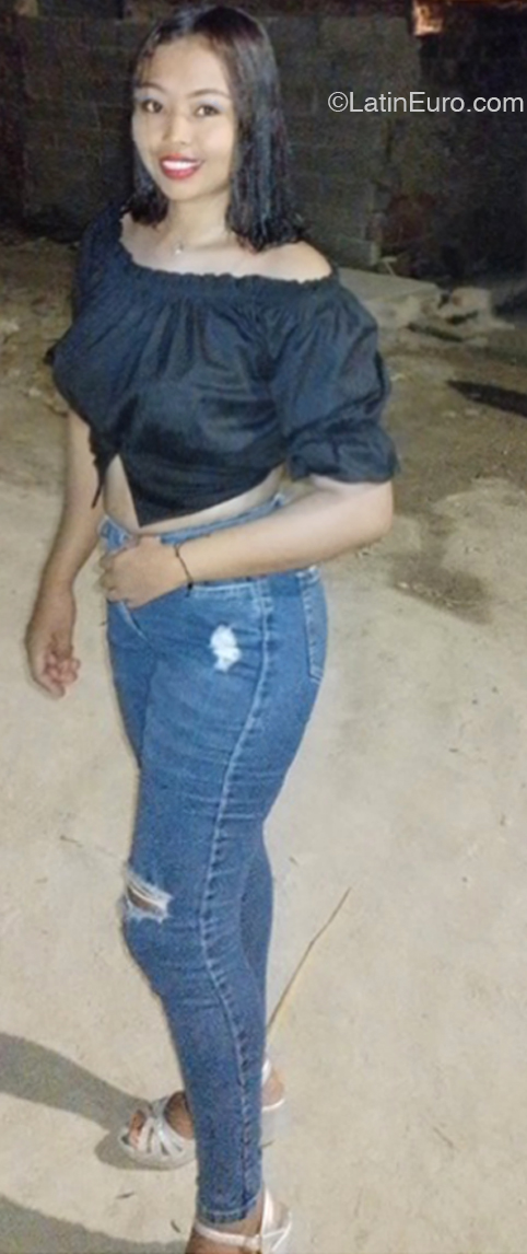 Date this beautiful Colombia girl Grey from Barranquilla CO33029