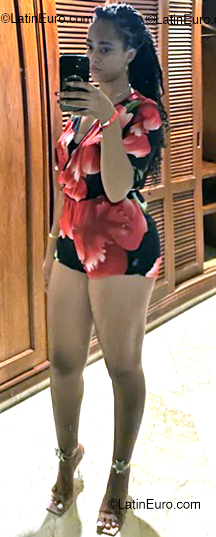 Date this foxy Dominican Republic girl Samantha from Santo Domingo DO53185