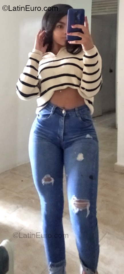 Date this hard body Venezuela girl Ashly from Caracas VE5057