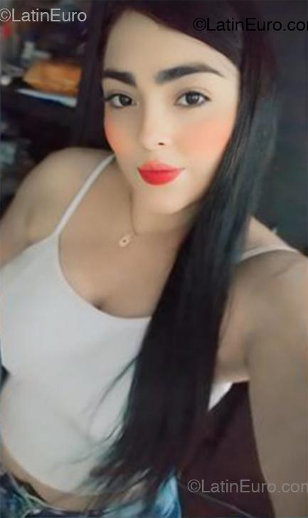 Date this happy Colombia girl Aleja from Colombia CO33208