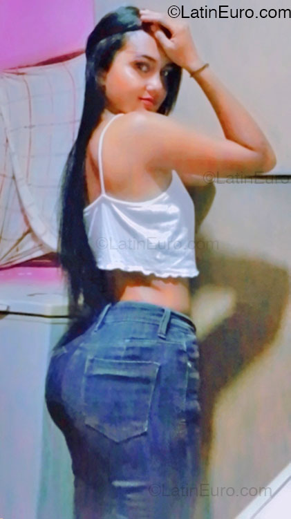 Date this attractive Venezuela girl Roxa from Bolivar VE5180