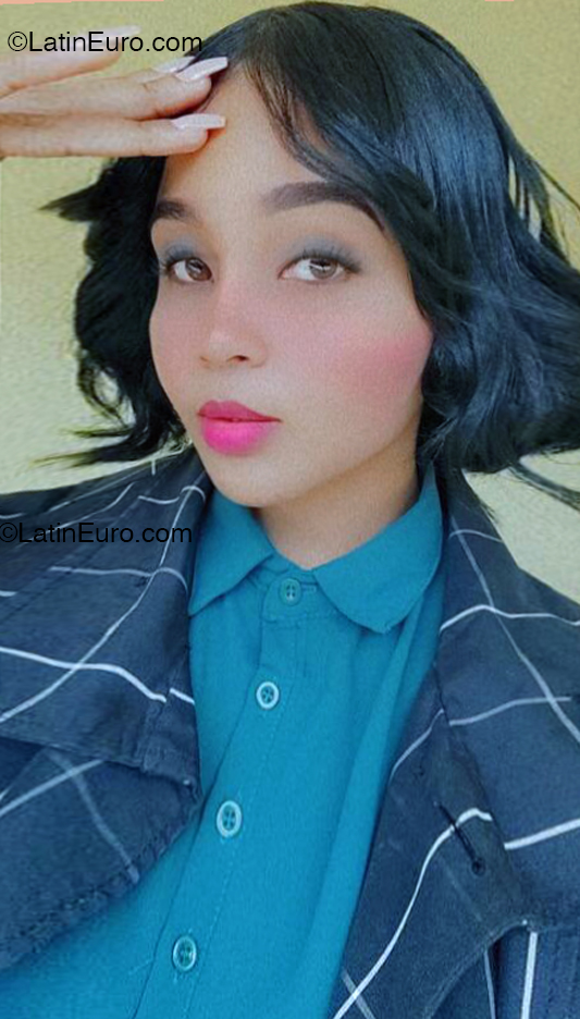 Date this nice looking Dominican Republic girl Esmeralda from Santo Domingo Este DO54497