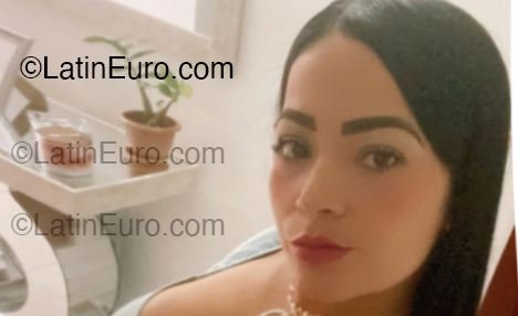 Date this voluptuous Venezuela girl Angie from Caracas VE5204