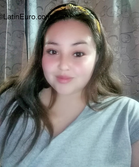 Date this nice looking Chile girl Valeri from Santiago CL437