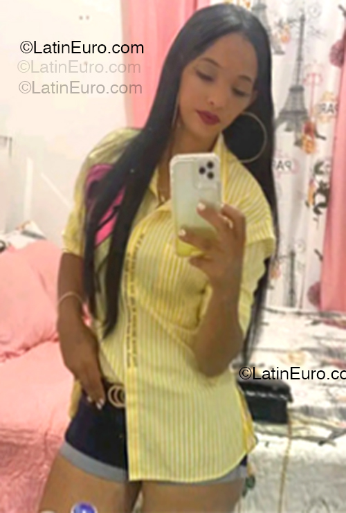 Date this attractive Dominican Republic girl Alondra from Santo Domingo DO54669