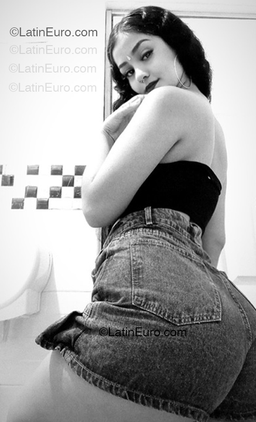 Date this happy Colombia girl Valentina from Bucaramanga CO33286