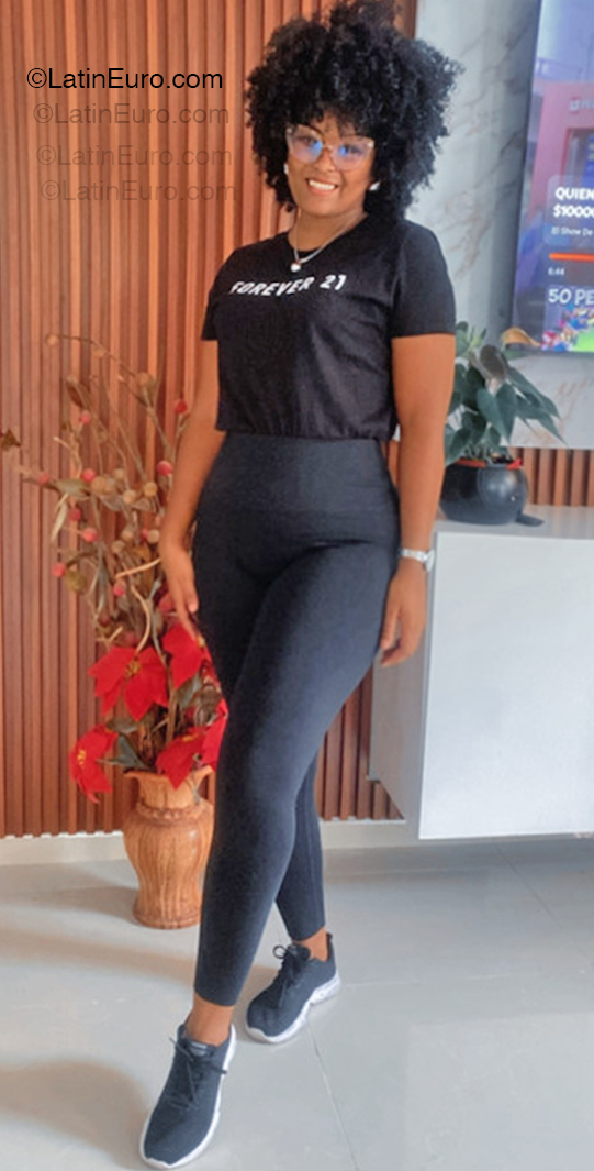 Date this happy Dominican Republic girl Arpillera from Representante de Santo Domingo DO54739
