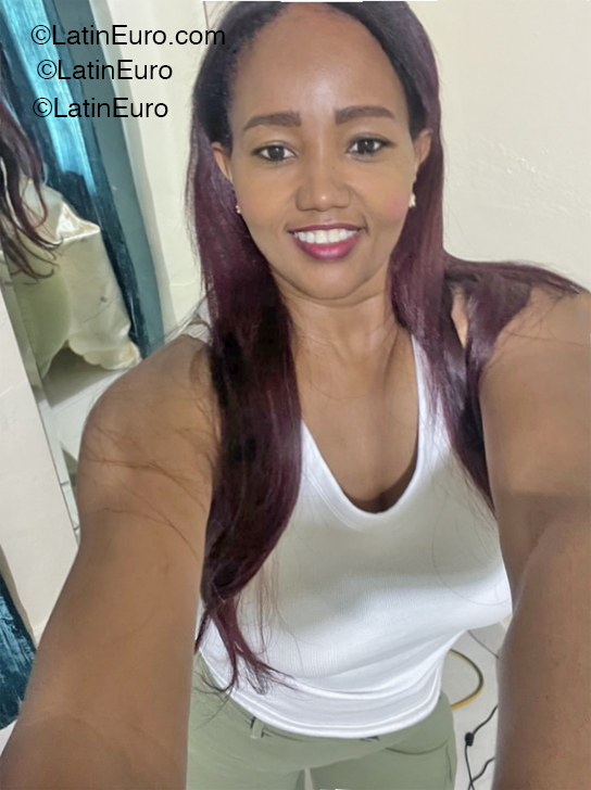 Date this cute Aruba girl Jessica from Aruba AW44