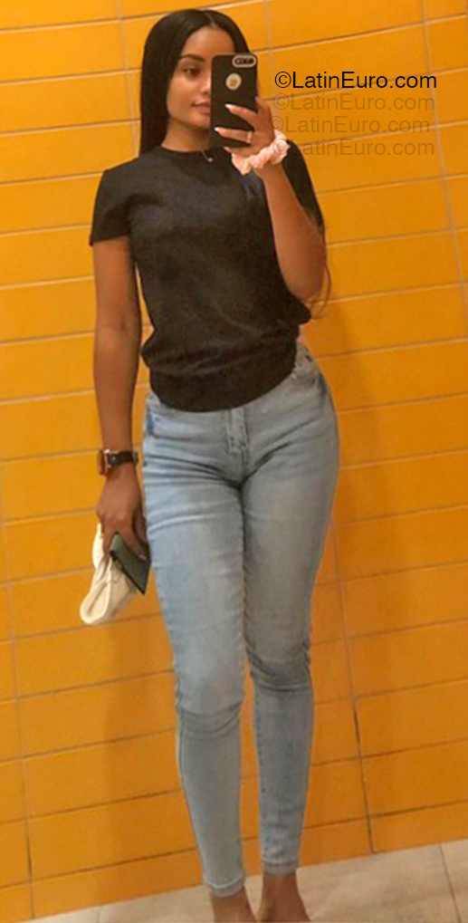 Date this foxy Dominican Republic girl Lea from Santo Domingo DO55045