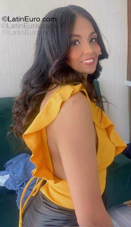 Date this gorgeous Dominican Republic girl Taina from Santo Domingo DO56045