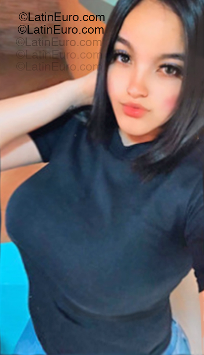 Date this nice looking Dominican Republic girl Yismeiri from Santo Domingo DO55052