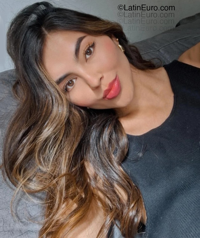 Date this charming Colombia girl Laura from Bogota CO33339