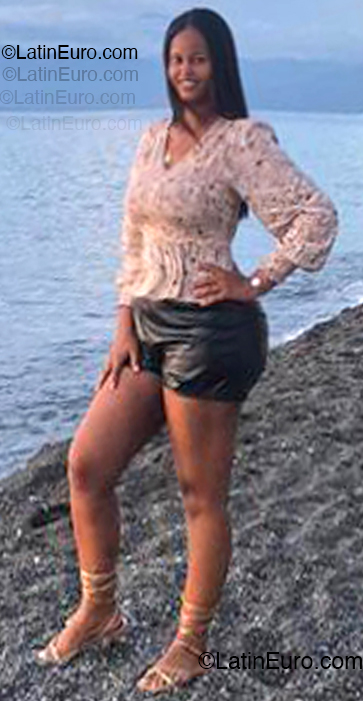 Date this stunning Dominican Republic girl Yosira from Santo Domingo DO55119