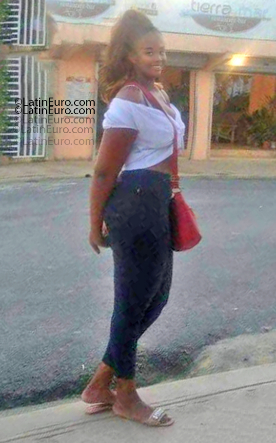 Date this foxy Dominican Republic girl Estrella from Santo Domingo DO55185