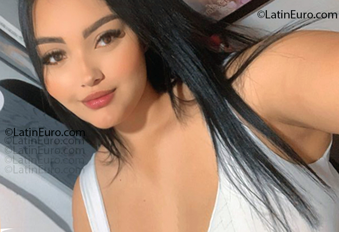Date this charming Colombia girl Caro from Medellin CO33385