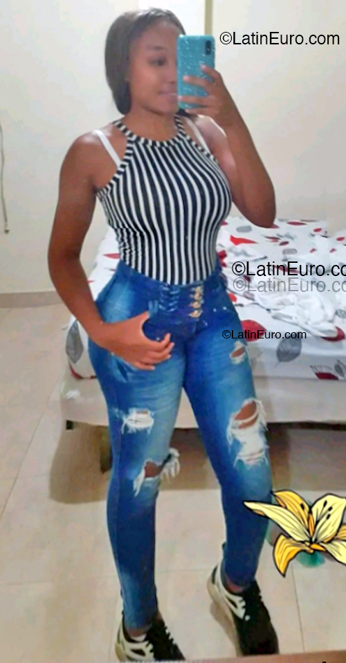 Date this nice looking Colombia girl Denisse from Cali CO33388