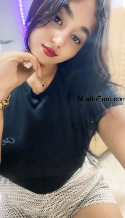 Date this good-looking Colombia girl Ross from Cali CO33446