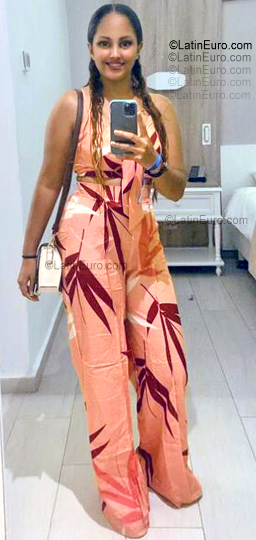 Date this pretty Dominican Republic girl Amy from Santo Domingo DO55493