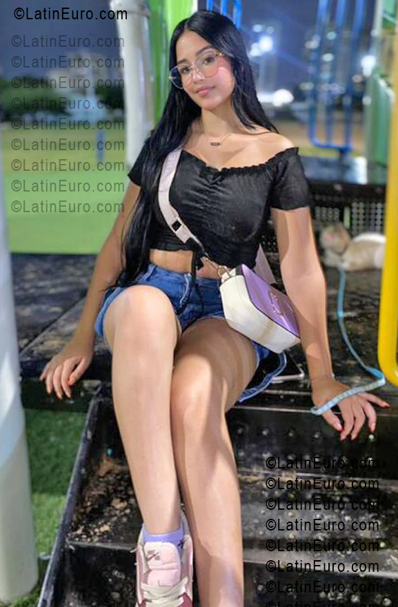 Date this georgeous Colombia girl Albe from Medellin CO33518