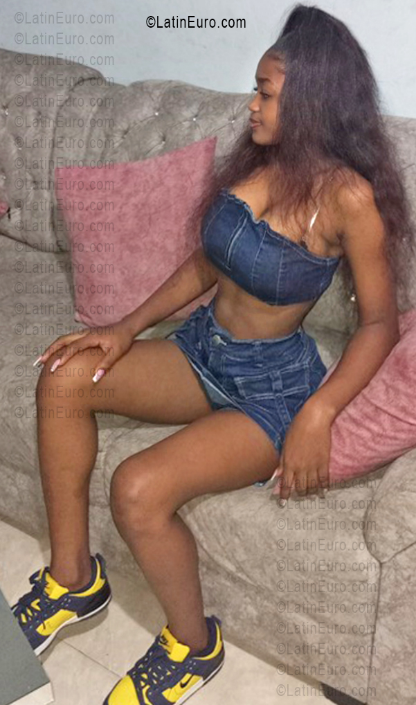 Date this charming Colombia girl Thalia from Medellin CO33533