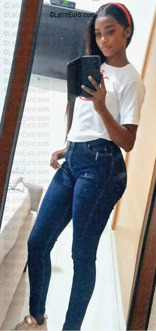 Date this pretty Dominican Republic girl Mar from Santo Domingo DO55614