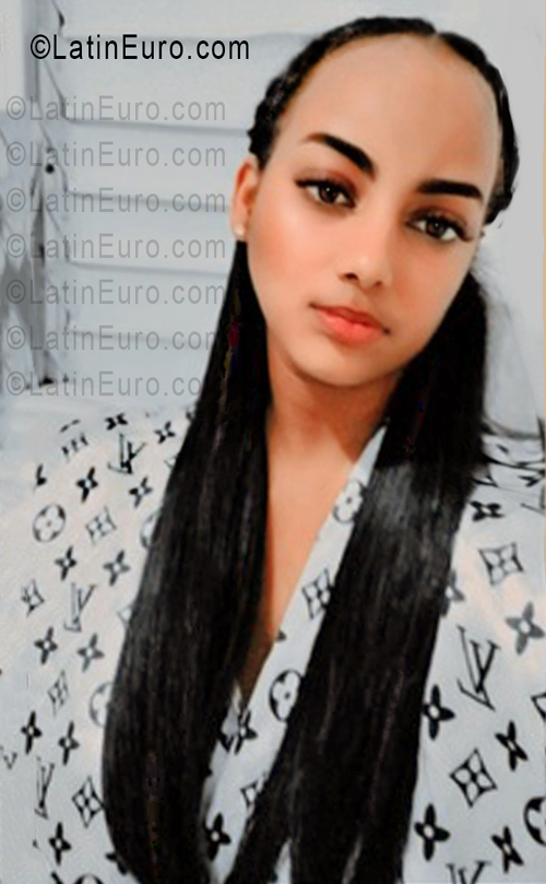 Date this foxy Dominican Republic girl Carol from Santo Domingo Este DO55711