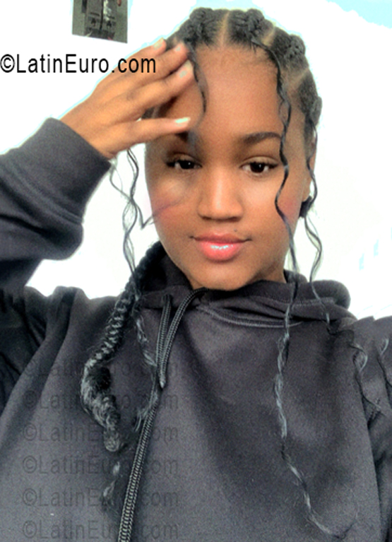 Date this foxy Dominican Republic girl Hillarys from Moca DO55887