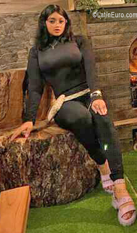 Date this pretty Dominican Republic girl Daniela from Santo Domingo DO55901