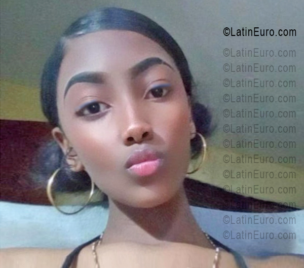 Date this charming Dominican Republic girl Esmeralda from Santo Domingo DO55919