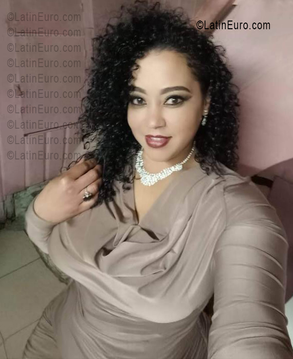 Date this voluptuous Dominican Republic girl Layosie from Santo Domingo DO55923