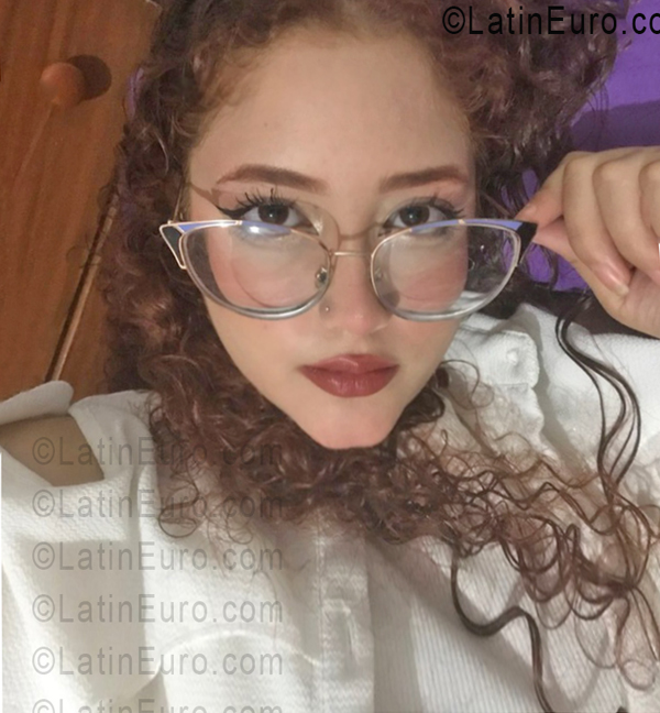Date this sultry Colombia girl Valentina from Cartagena CO33595