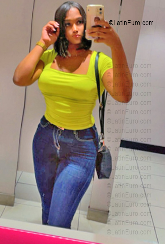 Date this voluptuous Dominican Republic girl Indiana from Santo Domingo DO55939