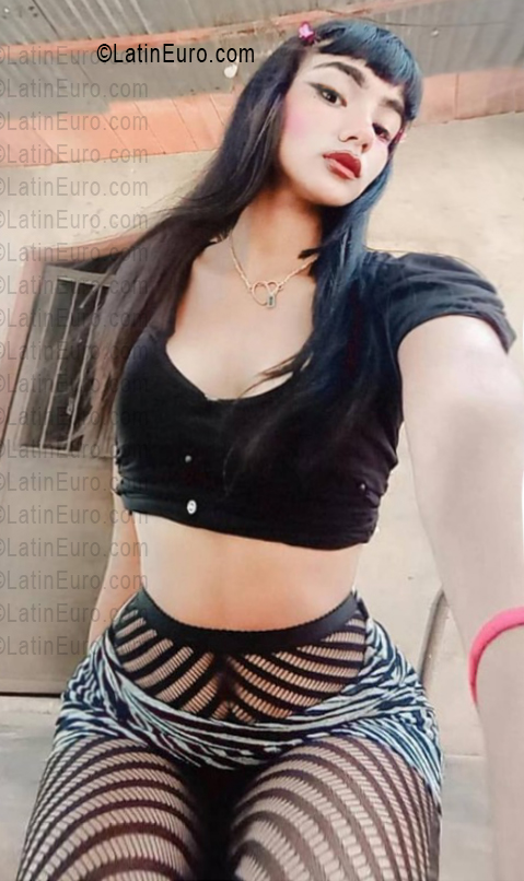 Date this charming Venezuela girl Skarlett from La Victoria VE5584