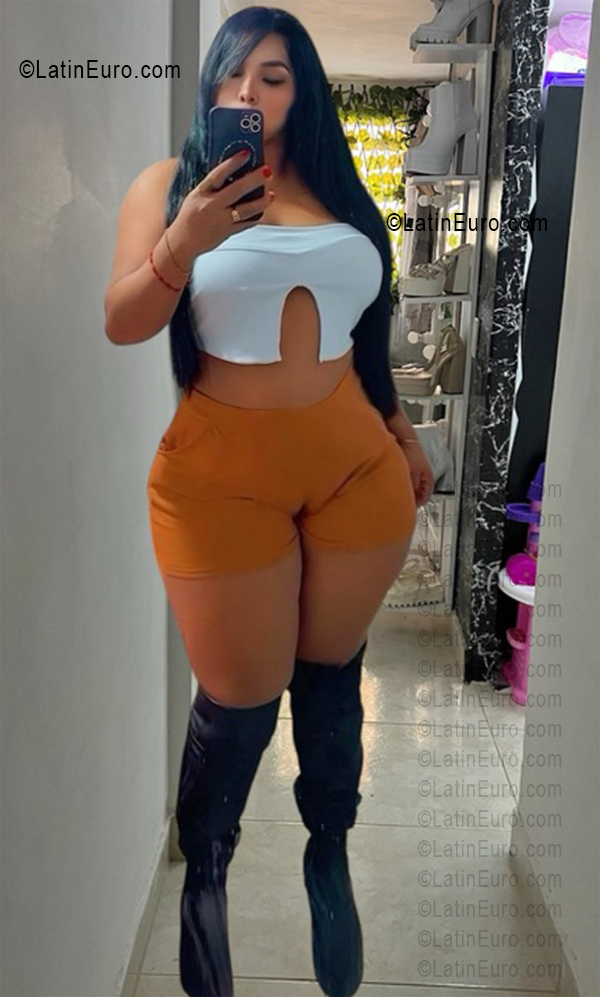 Date this beautiful Colombia girl Jhoana from Medellin CO33722