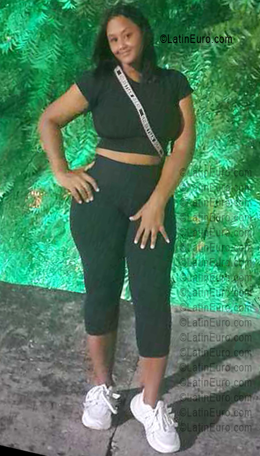 Date this beautiful Colombia girl Leonela from Cartagena CO33748