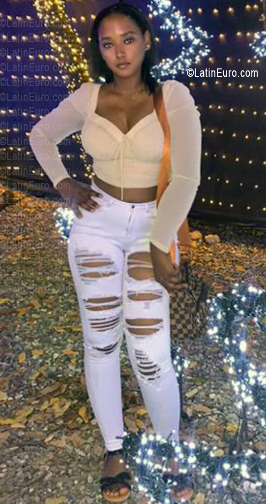 Date this passionate Dominican Republic girl Claudia from Santo Domingo DO56479