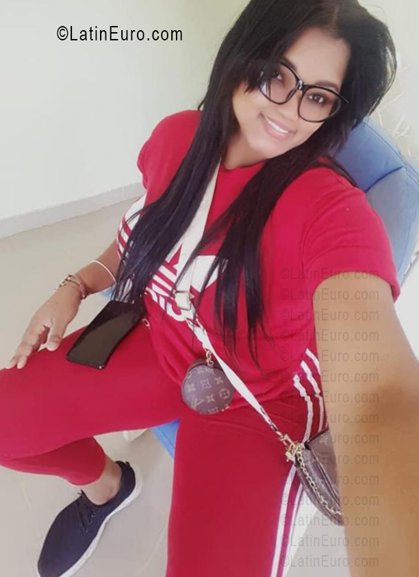 Date this hard body Dominican Republic girl Thalia from Santo Domingo DO56502